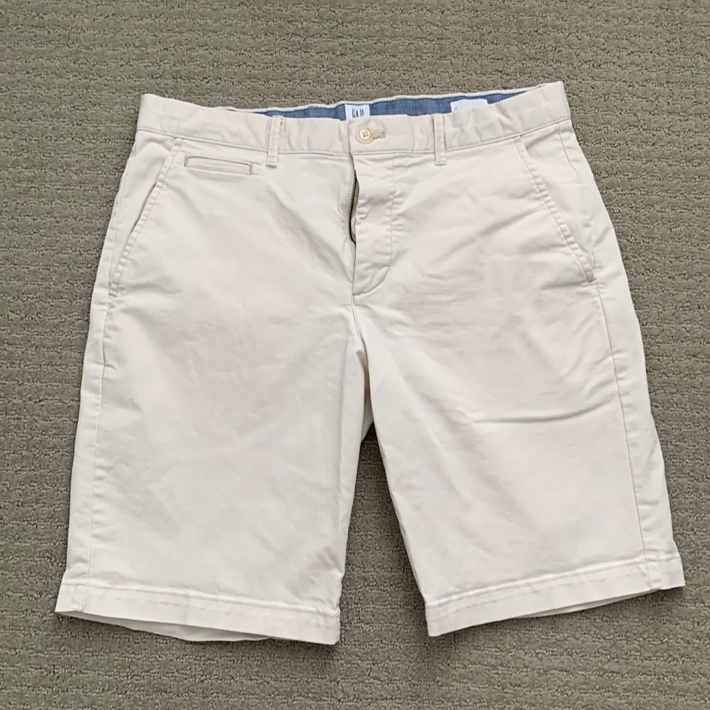Men’s Gap Flat front Khaki Shorts - Size 31